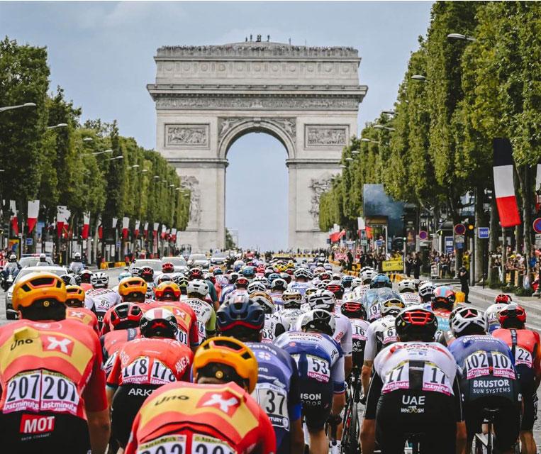 Cyclistes au Tour de France devant l’Arc de Triomphe à Paris