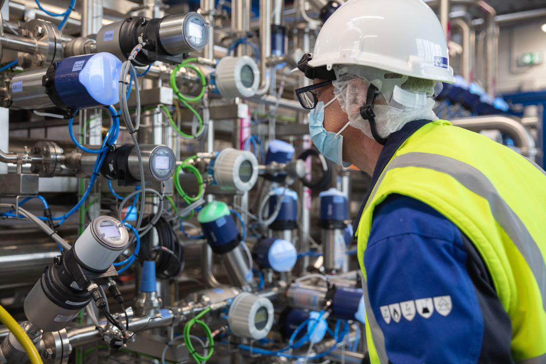 Technicien surveillant des équipements de traitement de l’eau en usine industrielle